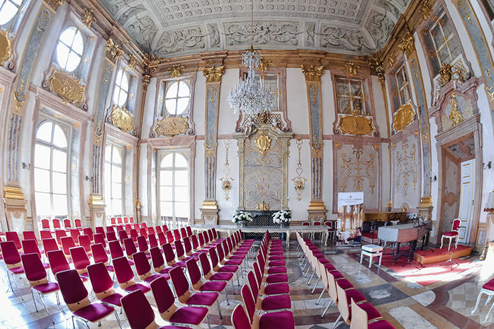 Ihr Hochzeitsfotograf für Salzburg weiß: im Schloss Mirabell hat der Marmorsaal als Trauungssaal Weltberühmtheit erreicht. Viele Brautpaare (und auch Hochzeits Fotografen) bezeichnen den Marmorsaal als den schönsten Trauungssaal der Welt!